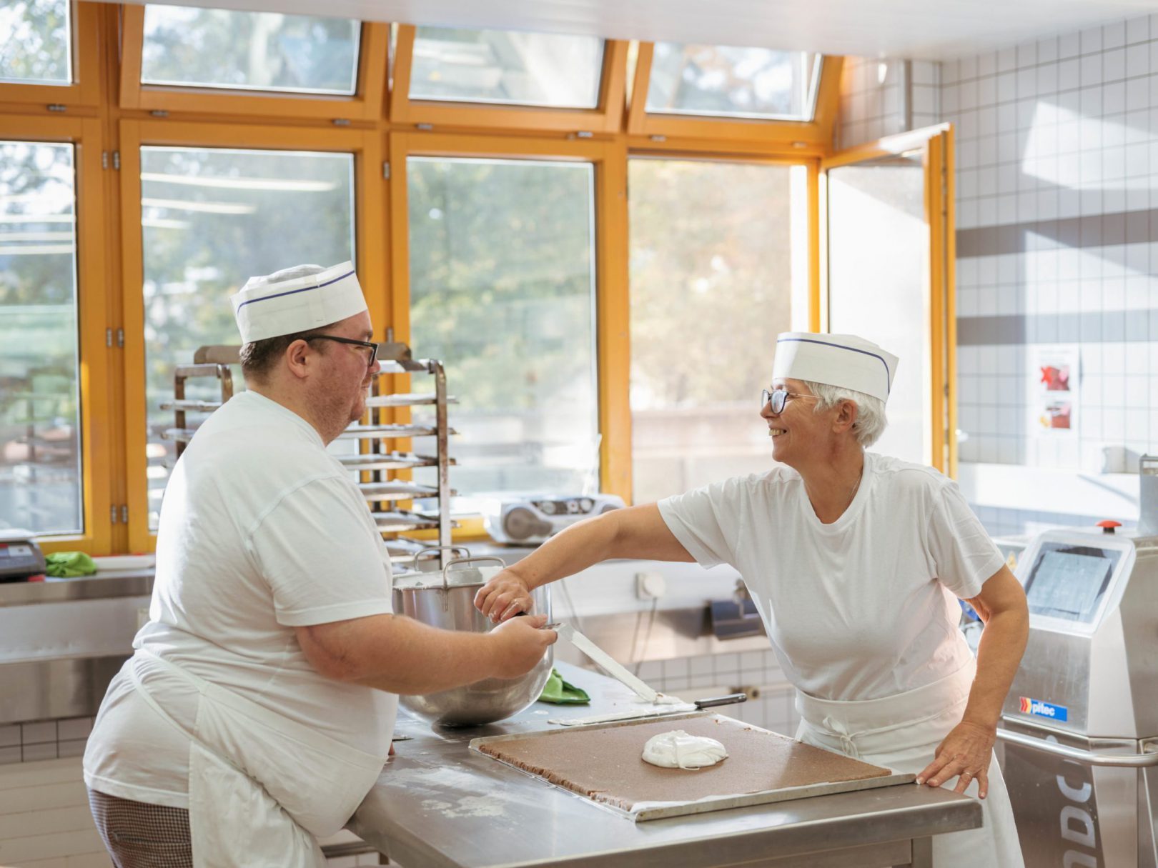 Zwei Mitarbeitende in der Bäckerei