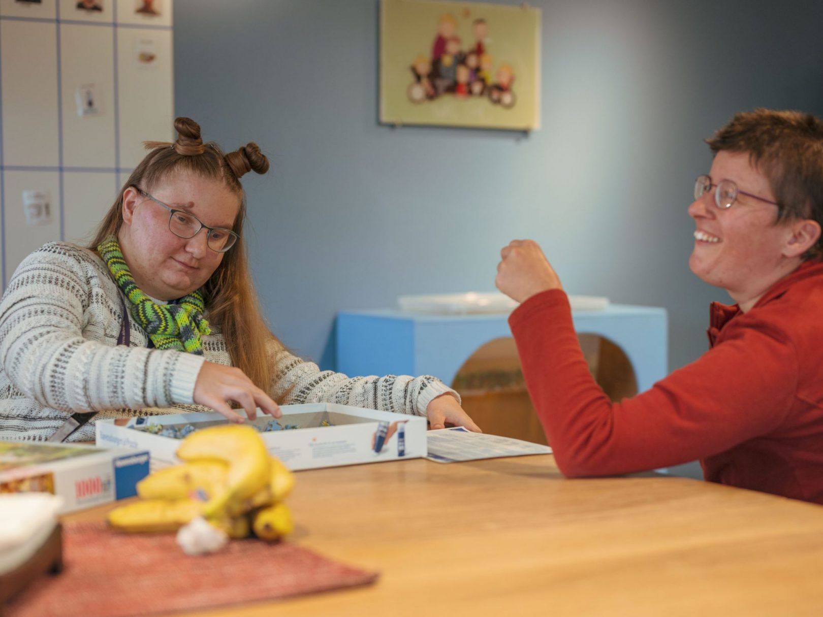 Zwei Bewohnerinnen sitzen an einem Tisch und spielen im Wohnhaus Wyden.