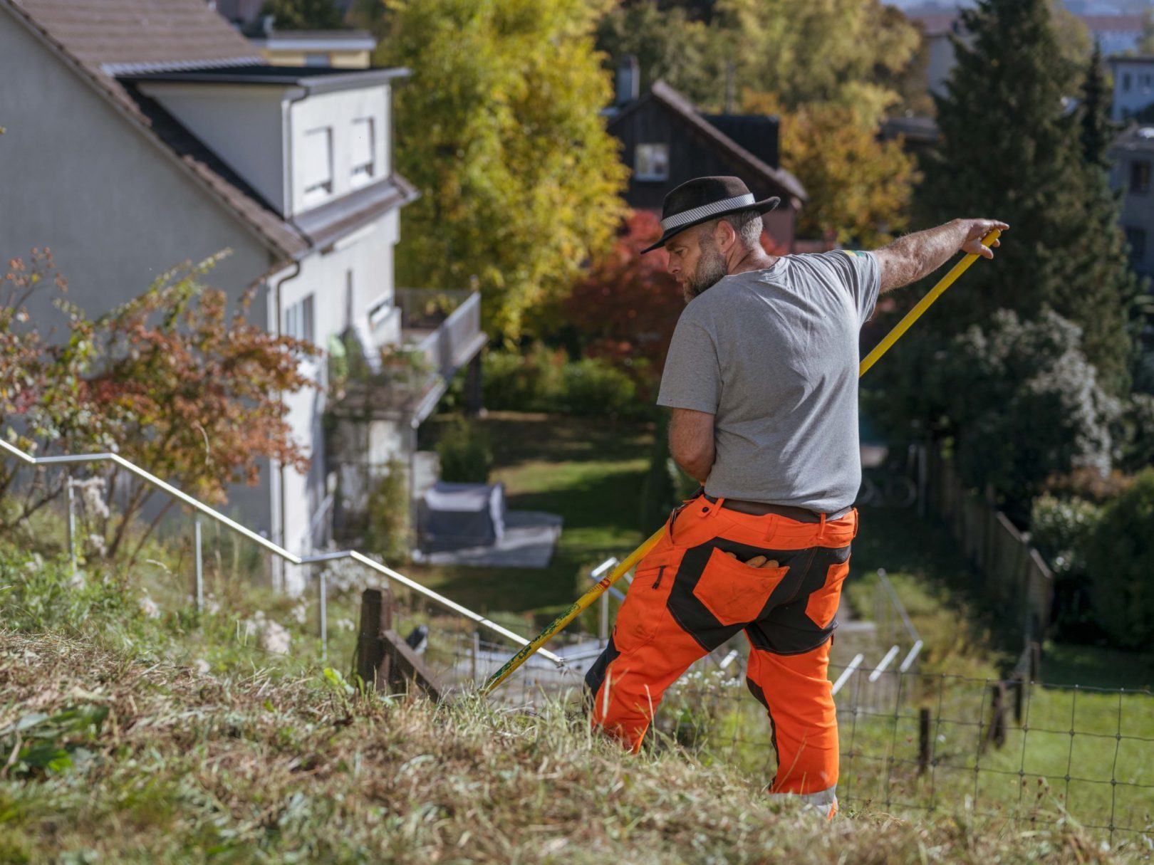 Ein Mann bei der Gartenarbeit