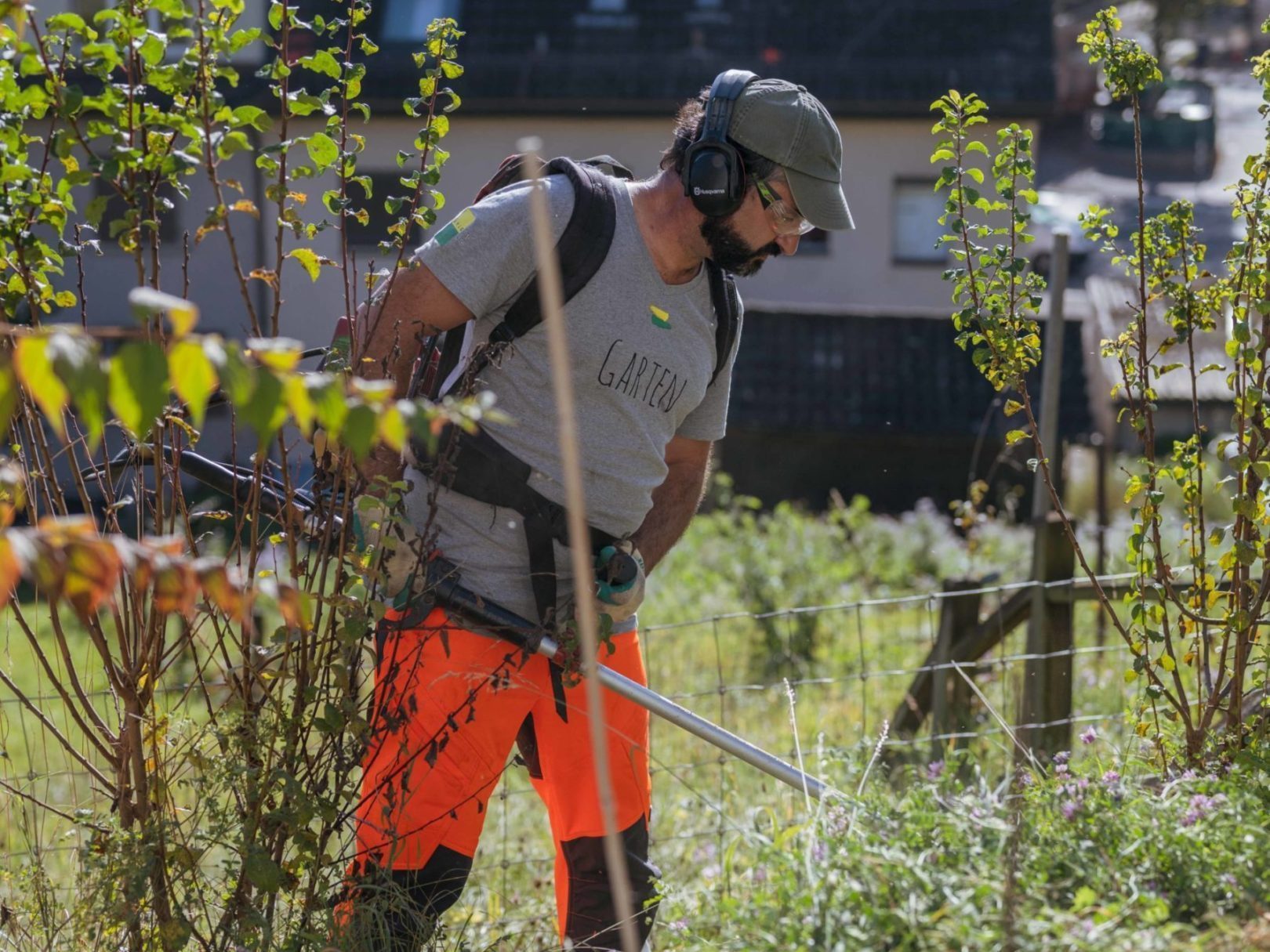 Ein Mitarbeiter der Brühlgut Stiftung bei der Garten-Arbeit