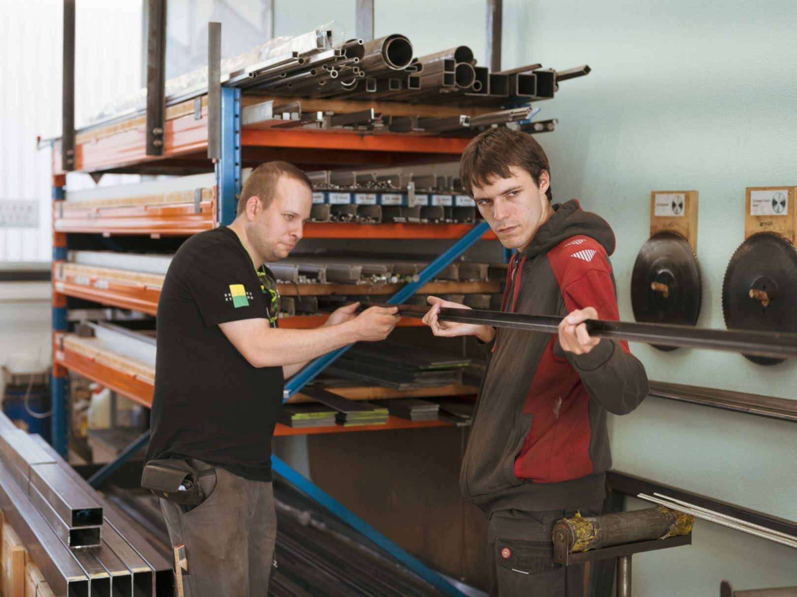 Zwei Mitarbeiter der Brühlgut Stiftung in der Metallwerkstatt