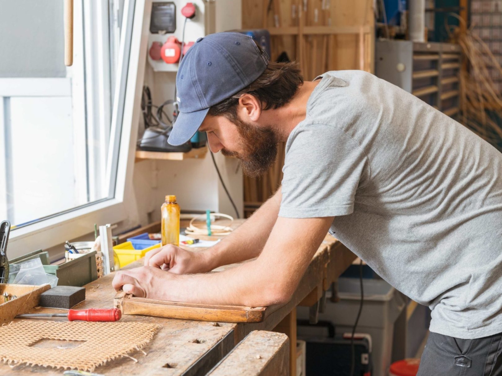 Ein Mann in der Stuhlflechterei-Fabrik