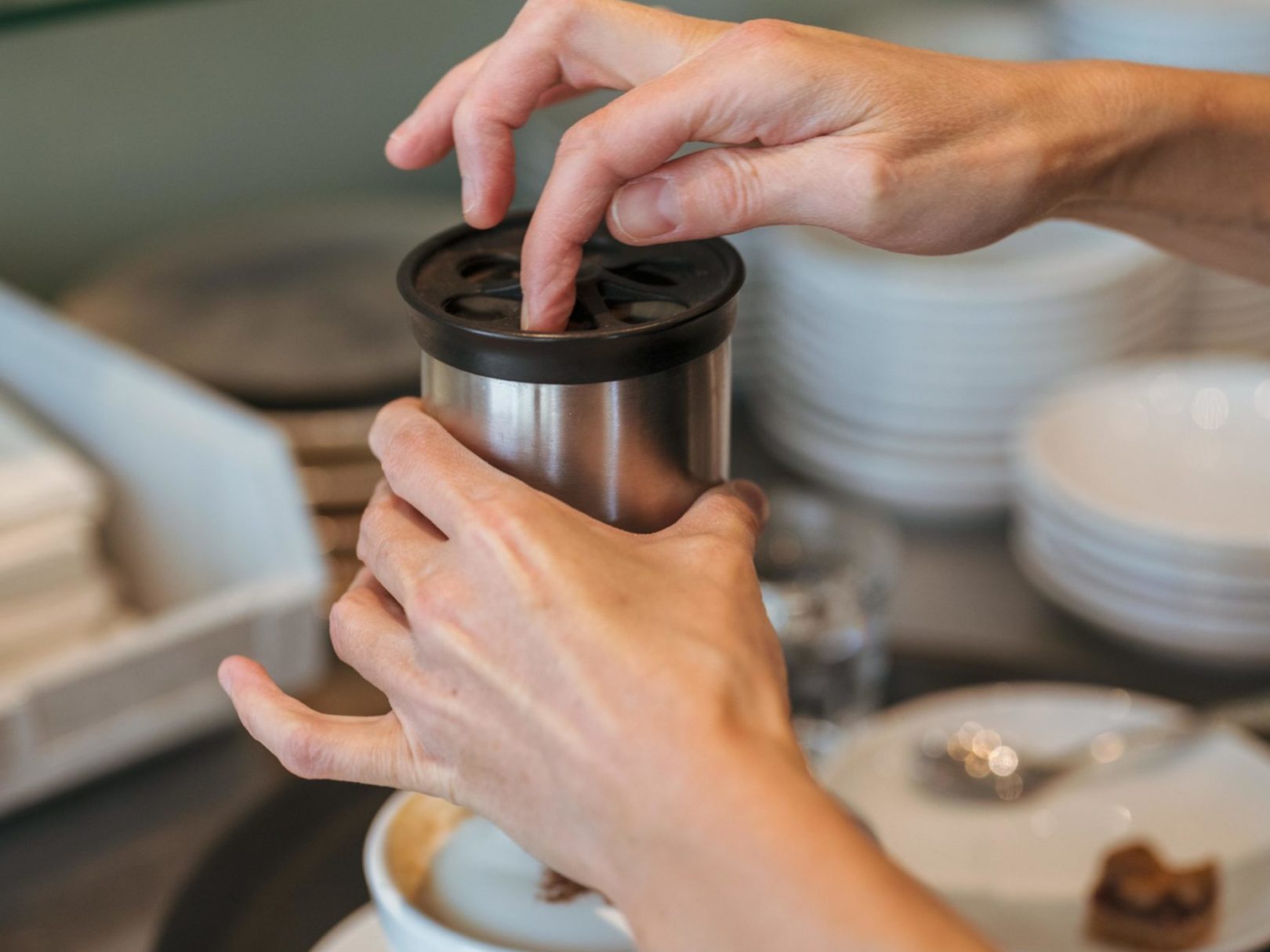 Eine Frau füllt Kaffee in eine Tasse im Café Wyden.