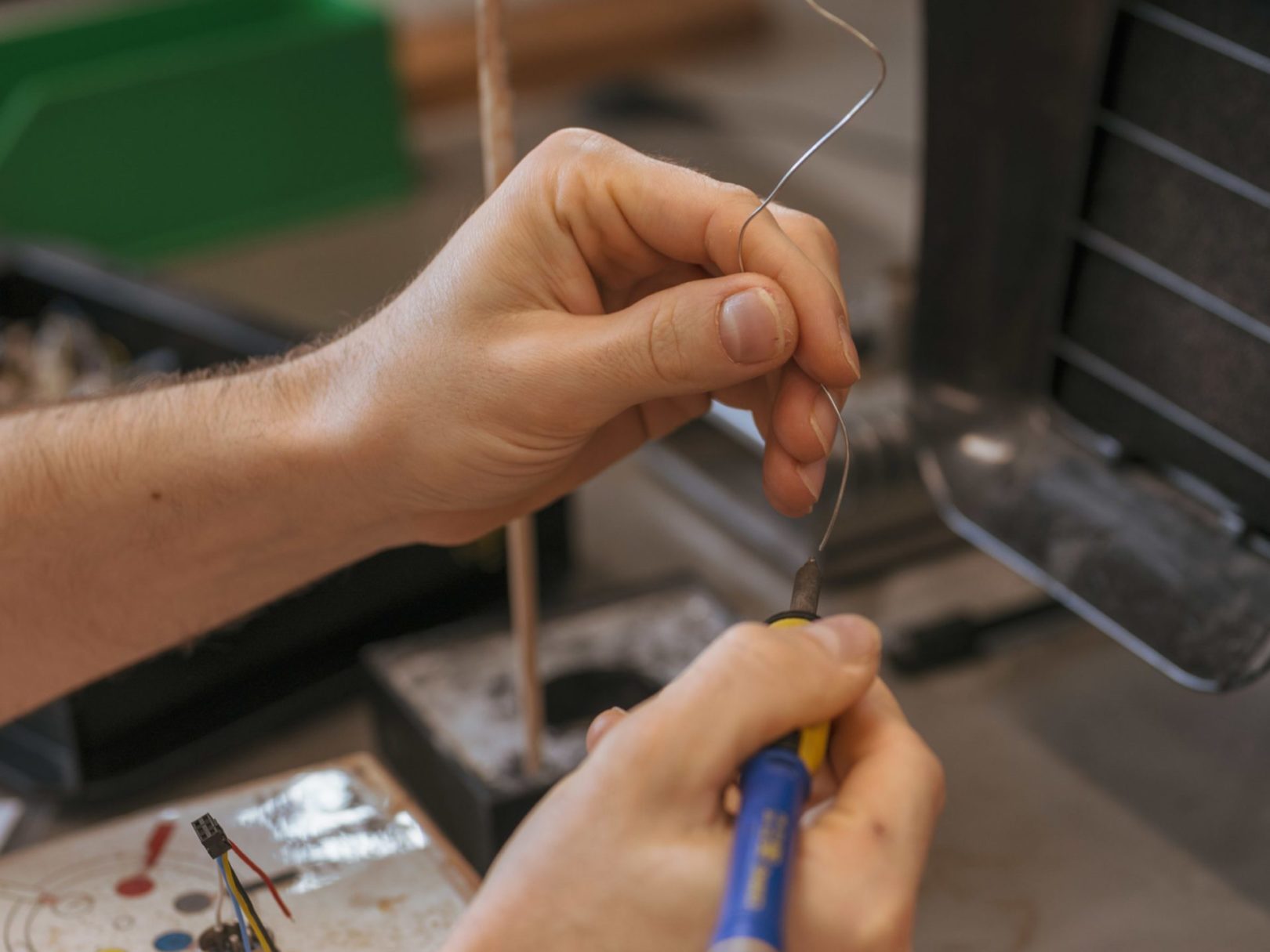 Ein Mann arbeitet an einem elektronischen Gerät.