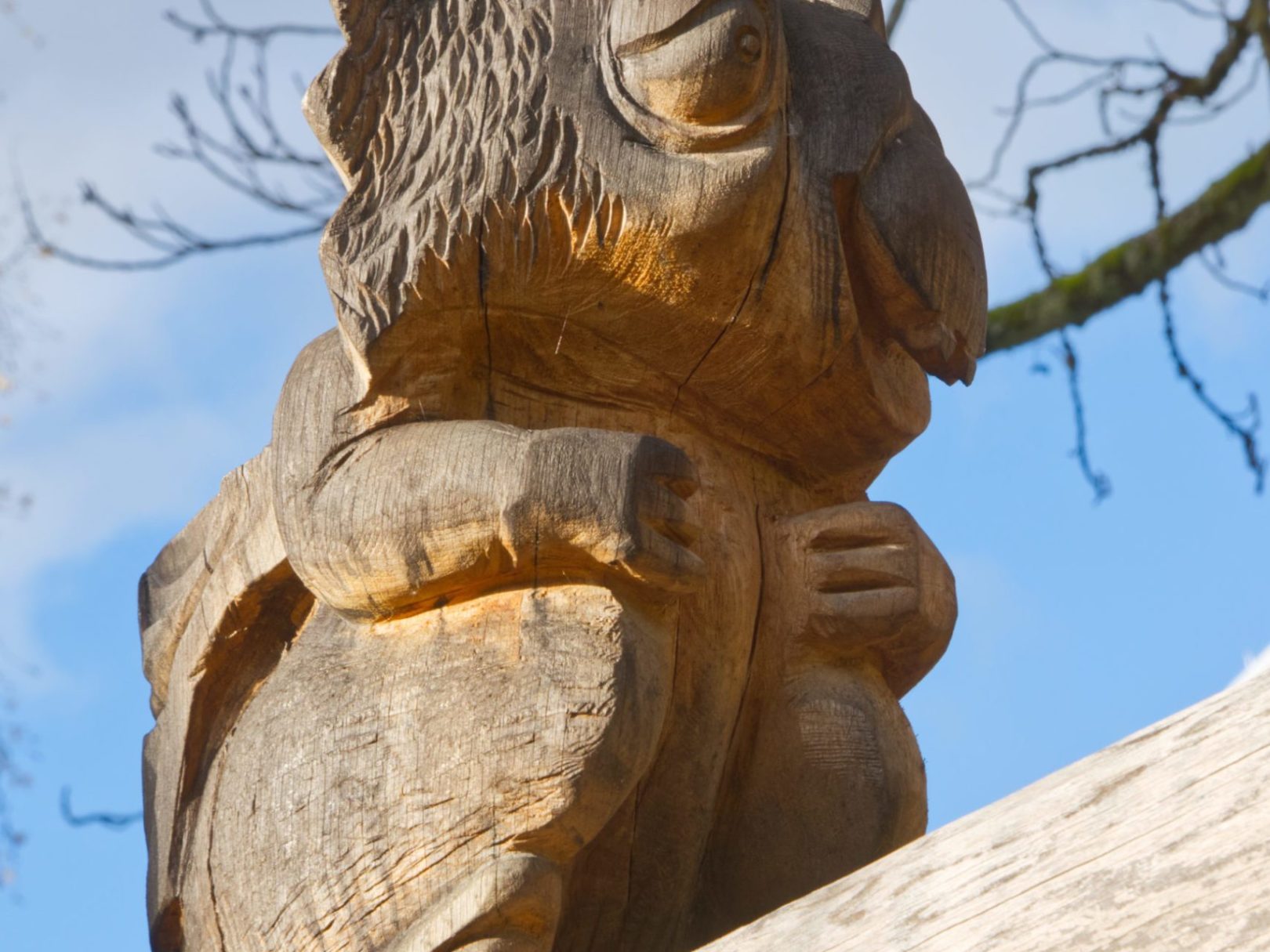 Eine geschnitzte Holzfigur auf der Schaukel vor der Kita Spielpark.