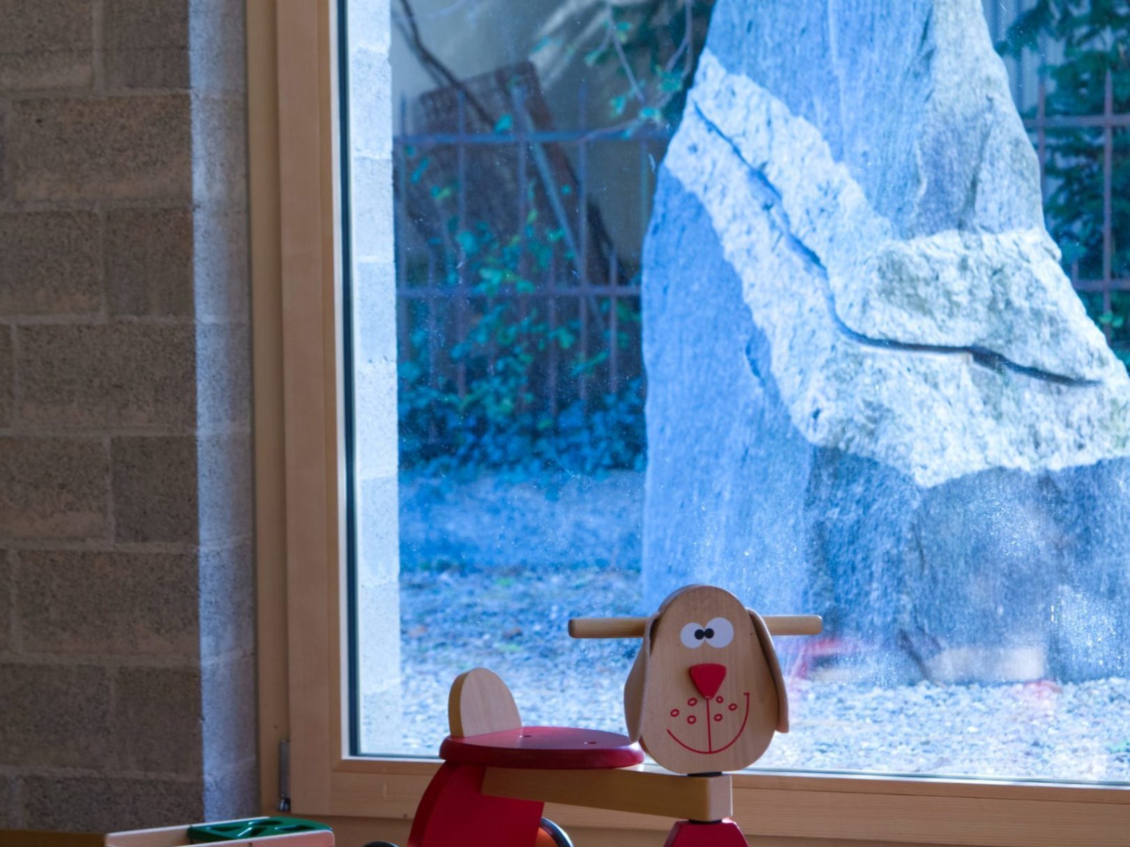 Ein kleines Spielfahrzeug aus Holz in der Kita Spielpark.