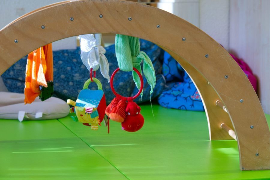 Ein Spielgerät mit hängenden Spielzeugen in der Kita Spielberg.