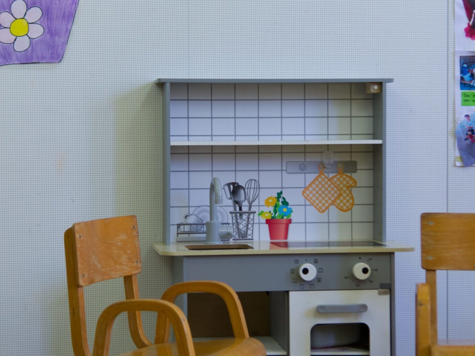 Der Bäbyecke mit Stuhl und Miniaturküche in der Kita Spielblock.