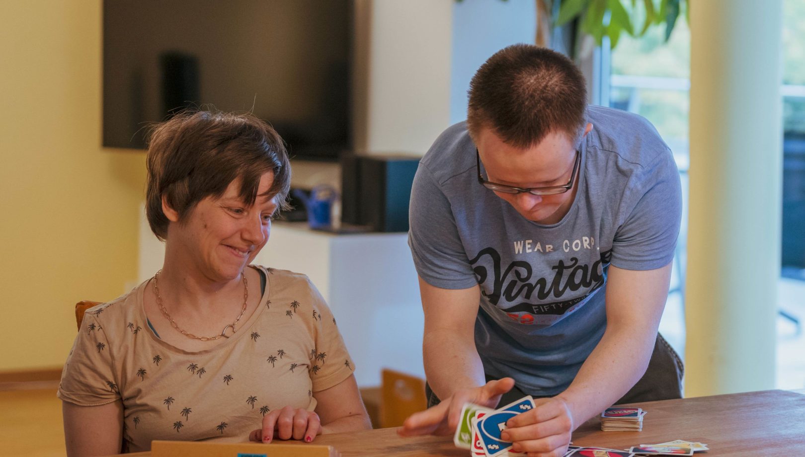 Eine Frau und ein Mann bei einem Kartenspiel