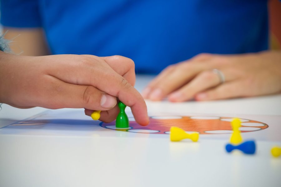 Eine Person übt mit Spielfiguren in der Ergotherapie.