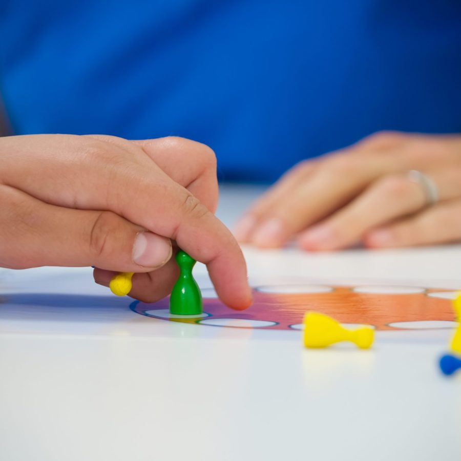 Eine Person übt mit Spielfiguren in der Ergotherapie.