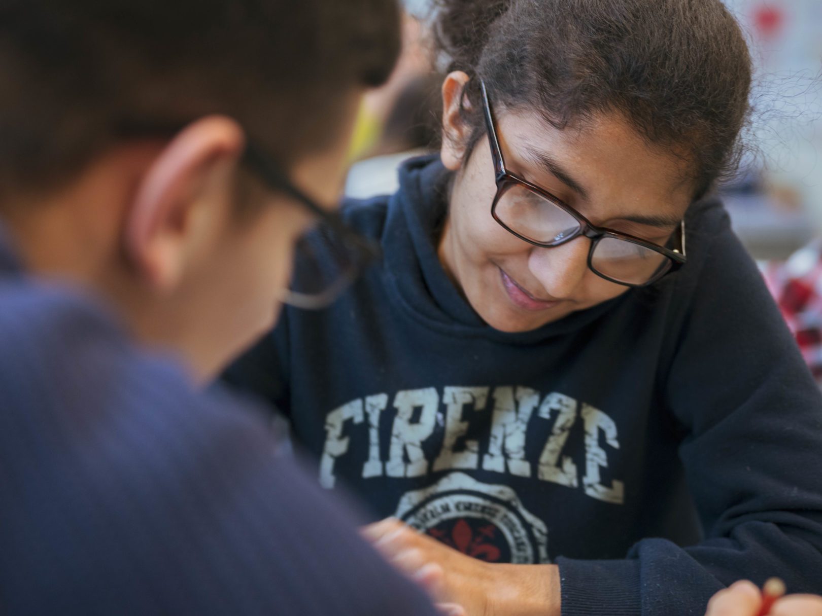 Zwei Schüler lösen gemeinsam eine Aufgabe