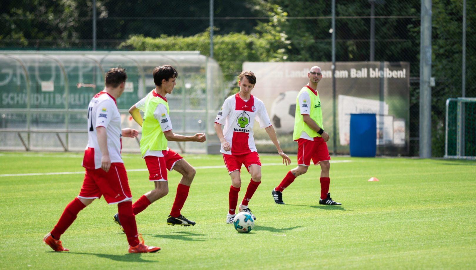 Vier Männer spielen Fussball