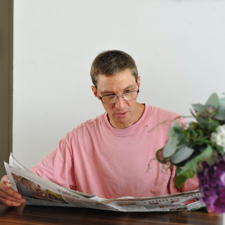 Ein Mann beim Zeitung lesen
