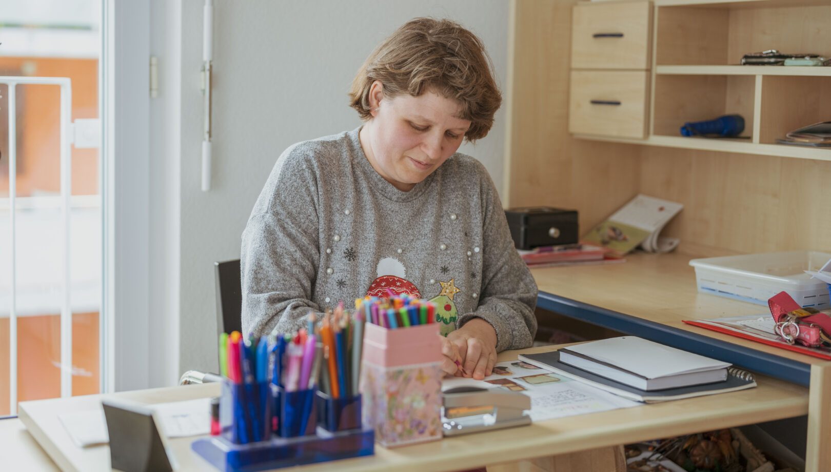 Eine Frau beim Malen