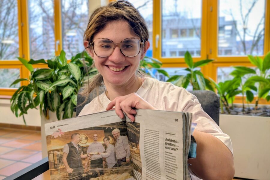 Frau mit Coopzeitung Artikel Integration bereichert alle Beteiligten