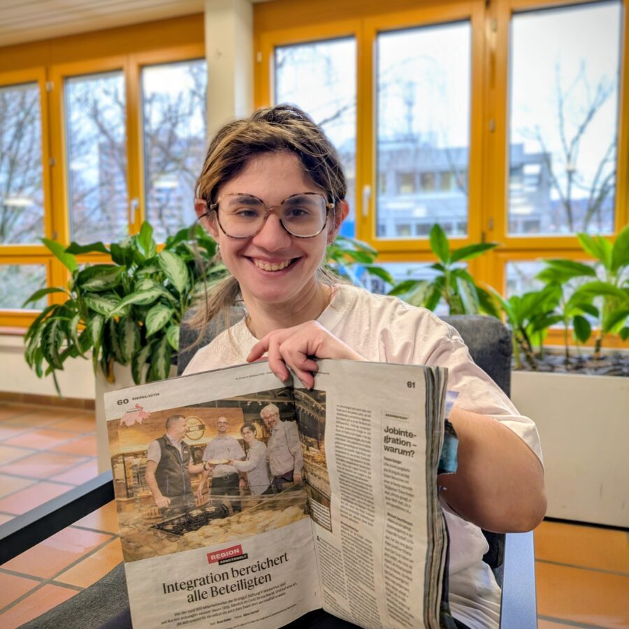 Frau mit Coopzeitung Artikel Integration bereichert alle Beteiligten