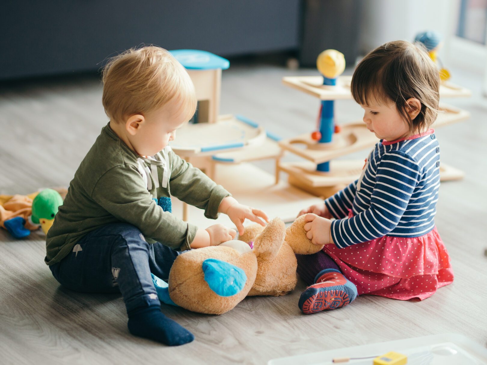 Kinder spielen am Boden